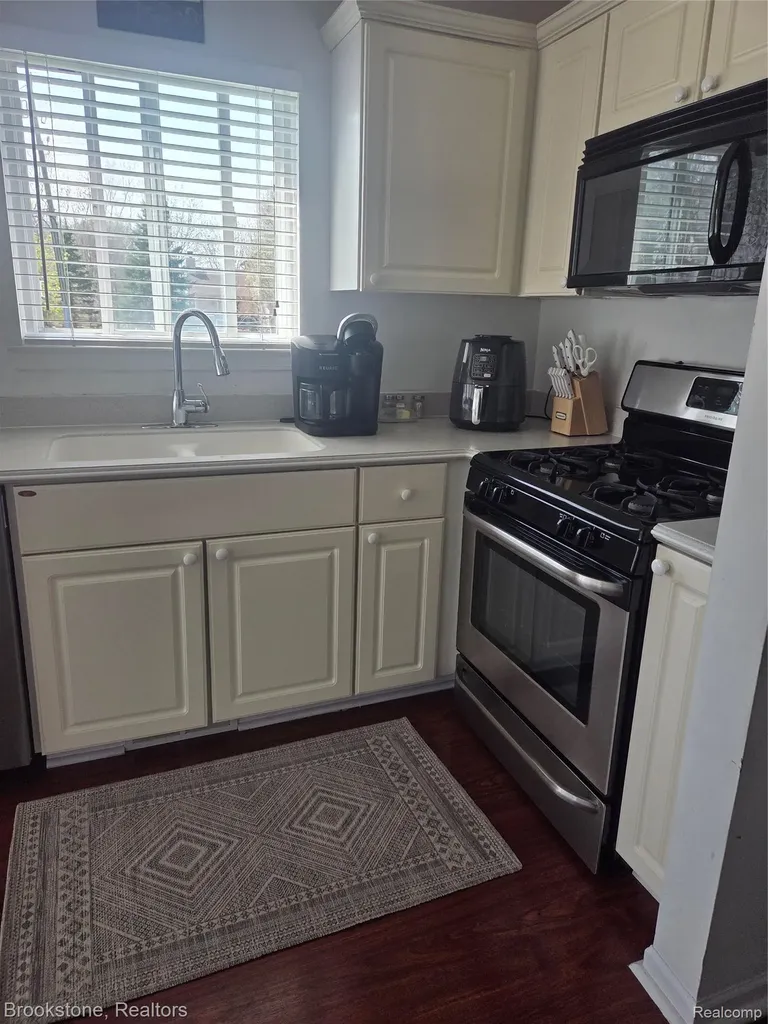 32010 N Oakcrest Drive E Chesterfield Township MI 48047