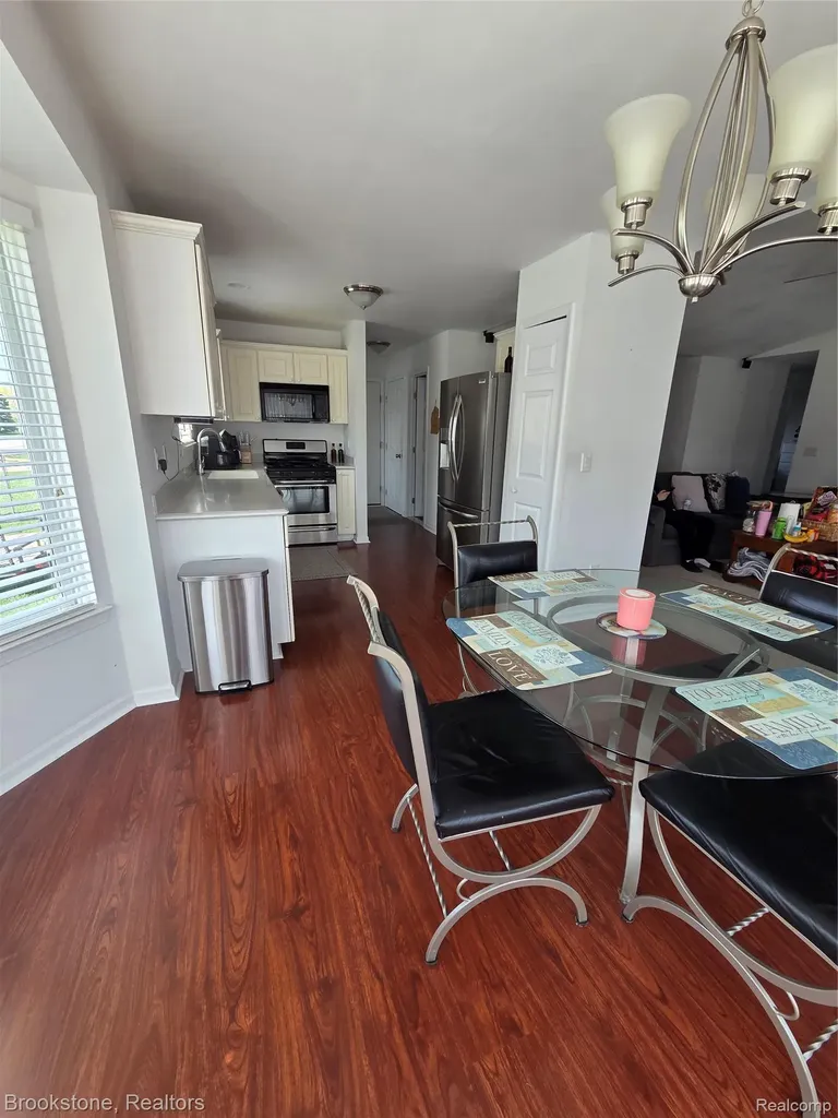 32010 N Oakcrest Drive E Chesterfield Township MI 48047
