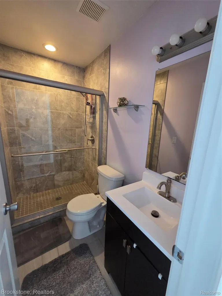 32010 N Oakcrest Drive E Chesterfield Township MI 48047