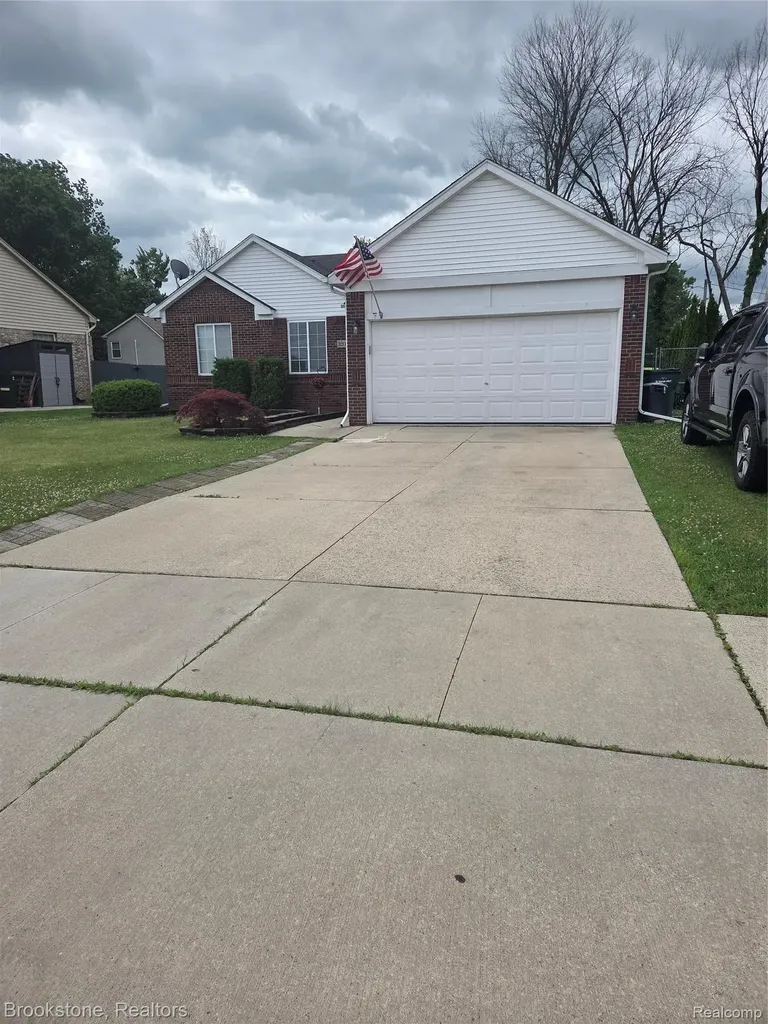 32010 N Oakcrest Drive E Chesterfield Township MI 48047