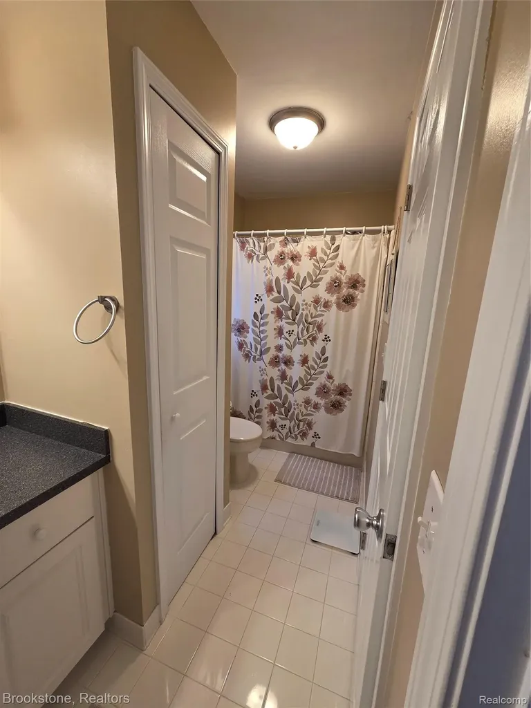 32010 N Oakcrest Drive E Chesterfield Township MI 48047