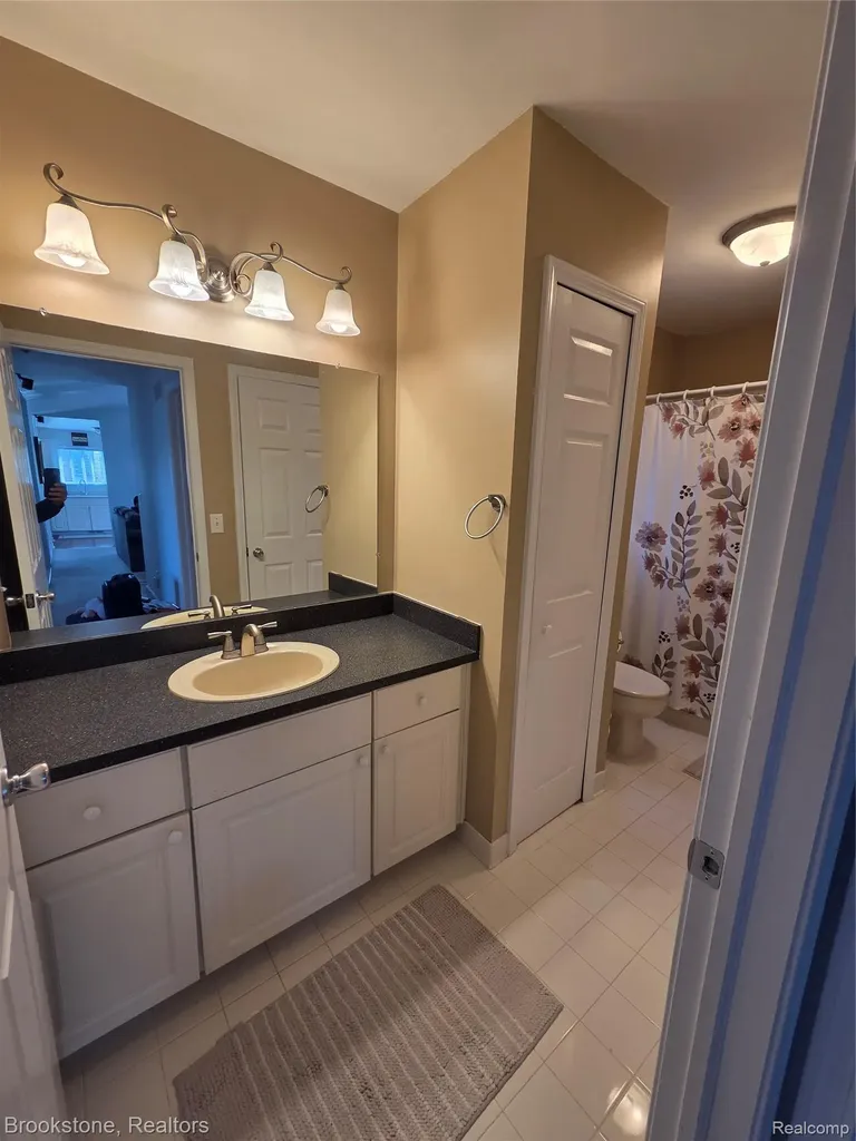 32010 N Oakcrest Drive E Chesterfield Township MI 48047