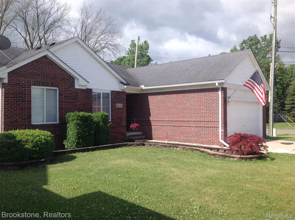 32010 N Oakcrest Drive E Chesterfield Township MI 48047