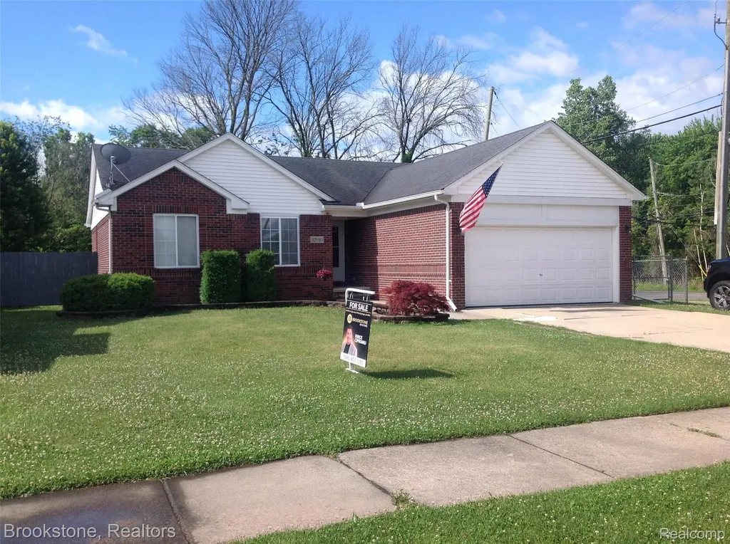 32010 N Oakcrest Drive E Chesterfield Township MI 48047