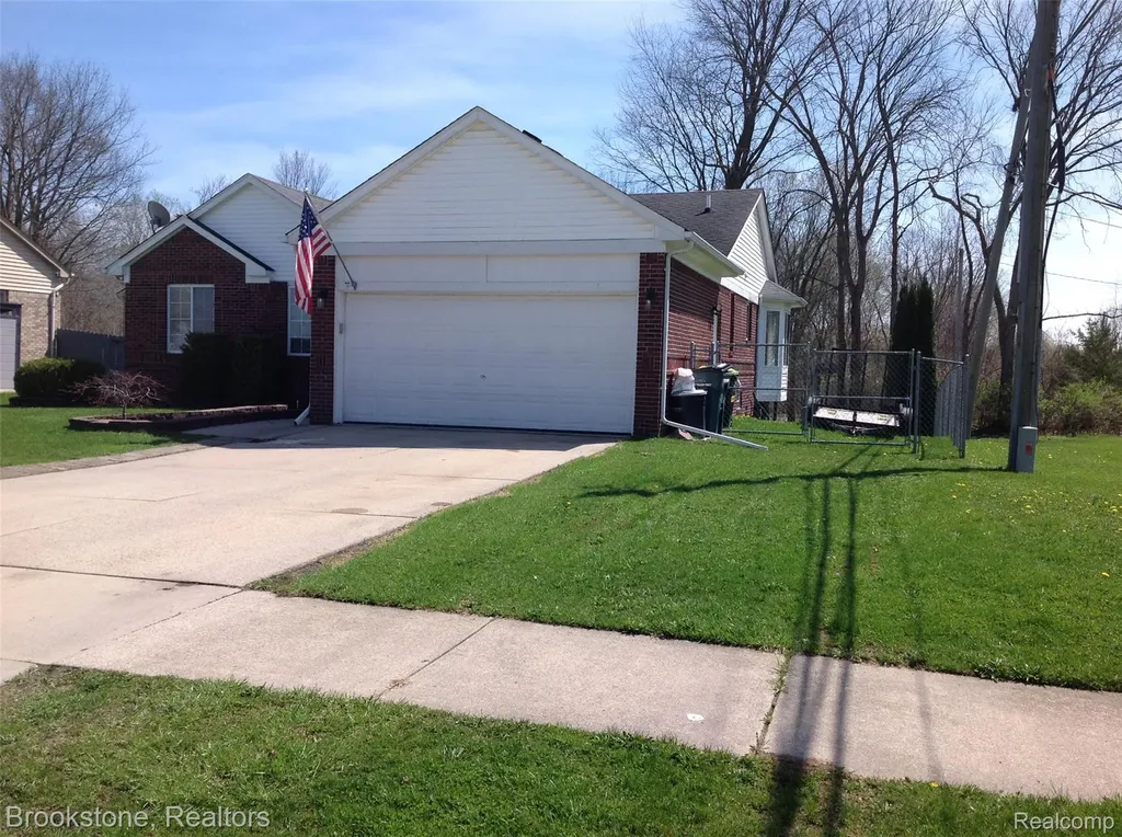32010 N Oakcrest Drive E Chesterfield Township MI 48047