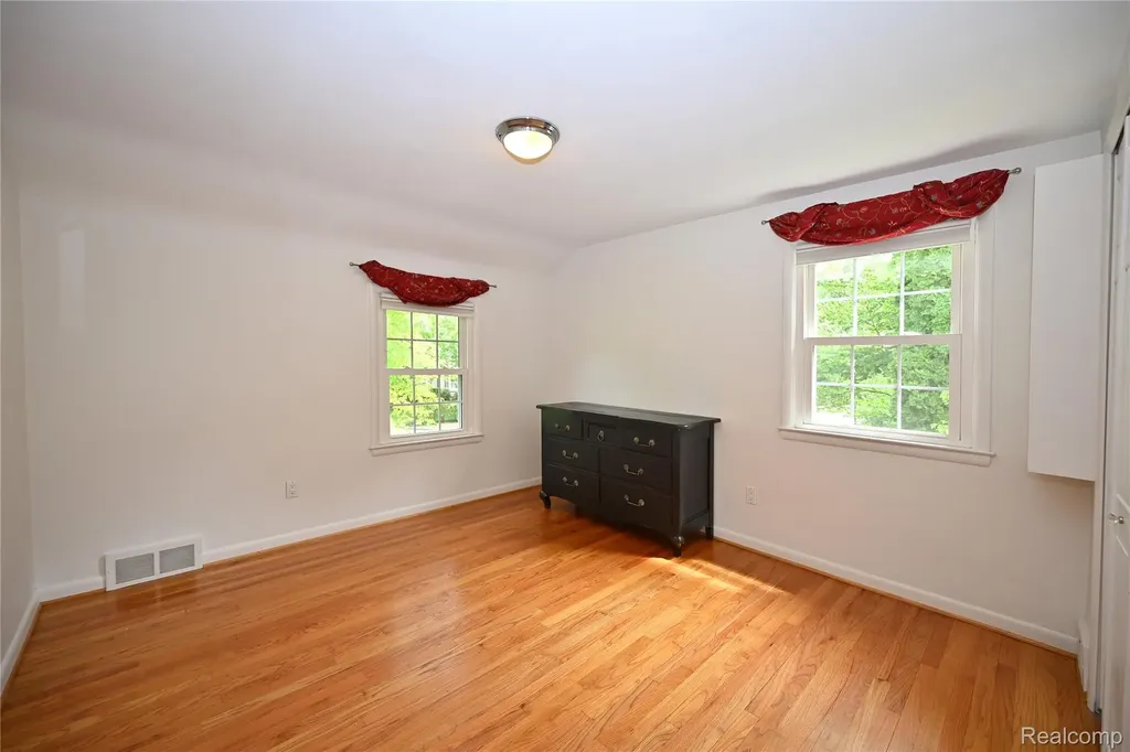 286 Abbey Street Birmingham City MI 48009