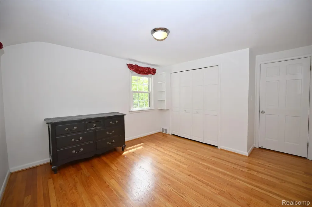 286 Abbey Street Birmingham City MI 48009