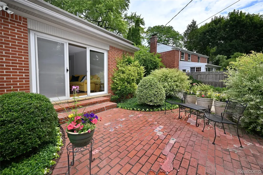 286 Abbey Street Birmingham City MI 48009