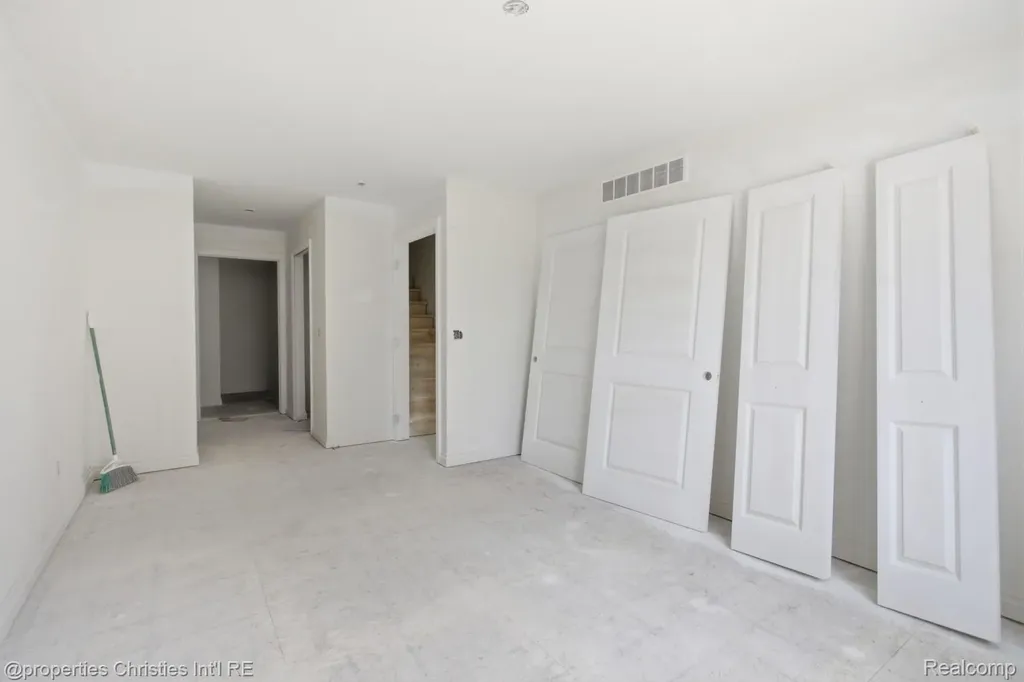 824 Nelsons Ridge Drive Howell City MI 48843
