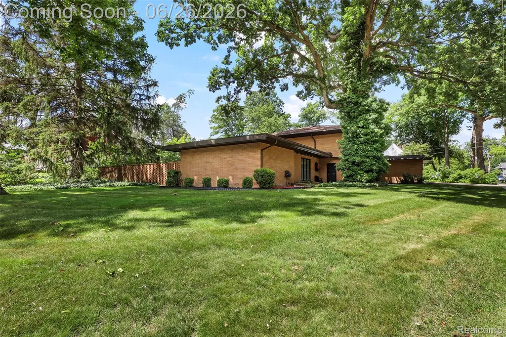 1427 Vinsetta Boulevard Royal Oak City MI 48067