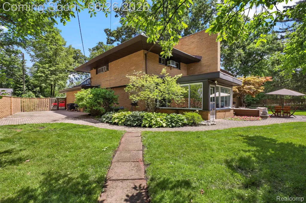 1427 Vinsetta Boulevard Royal Oak City MI 48067