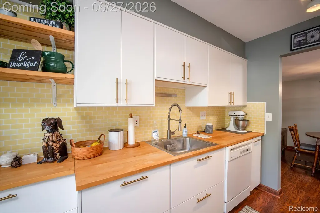 42174 Roscommon Street Novi City MI 48167