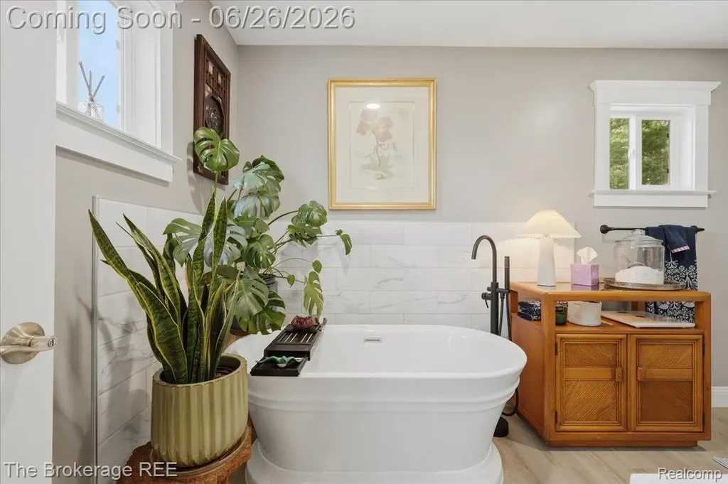 208 North Street Holly Village MI 48442