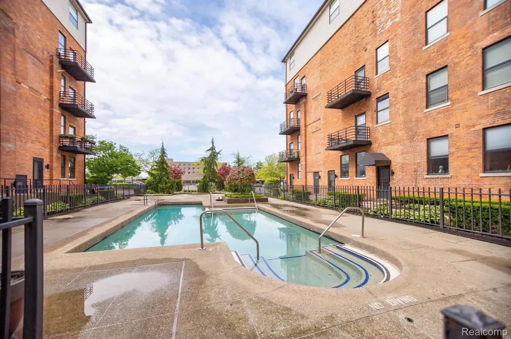 6533 E Jefferson #81 Avenue Detroit City MI 48207