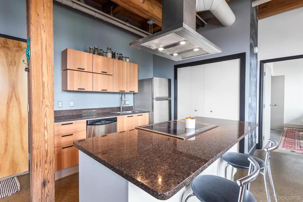 6533 E Jefferson #81 Avenue Detroit City MI 48207