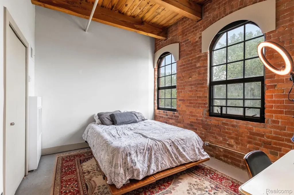 6533 E Jefferson #81 Avenue Detroit City MI 48207