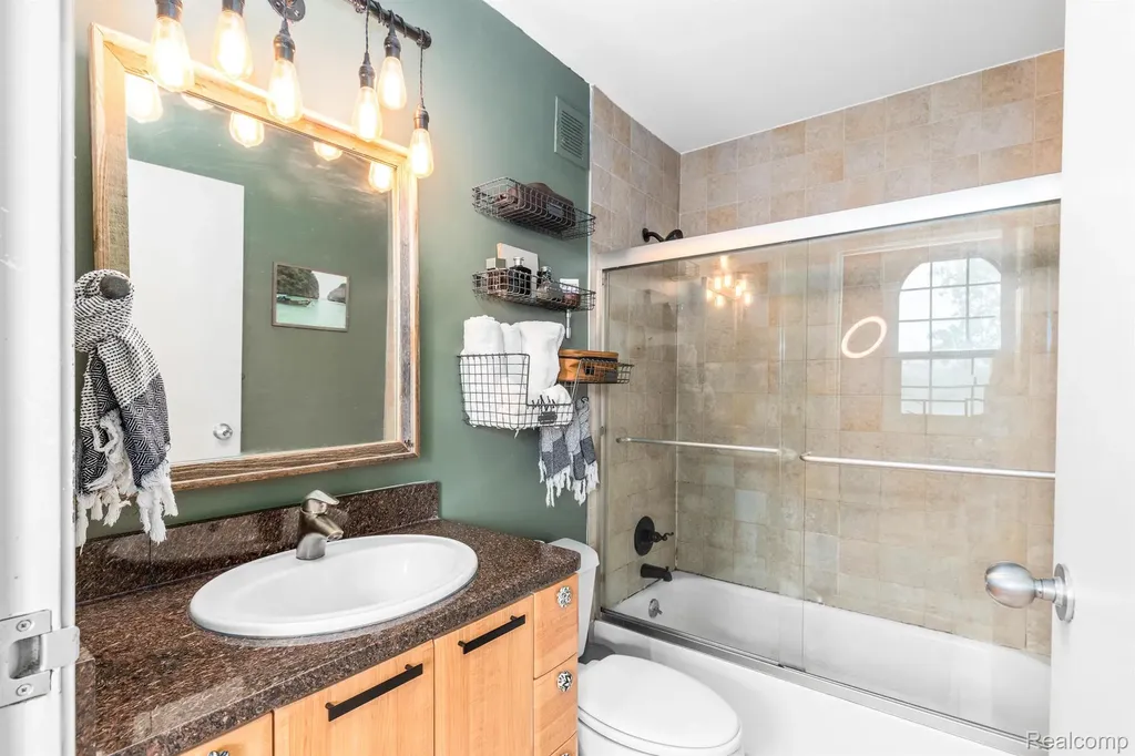 6533 E Jefferson #81 Avenue Detroit City MI 48207