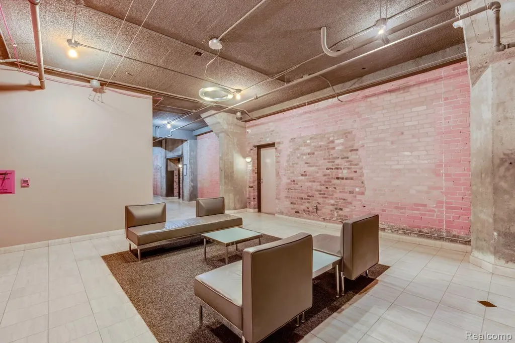 6533 E Jefferson #81 Avenue Detroit City MI 48207