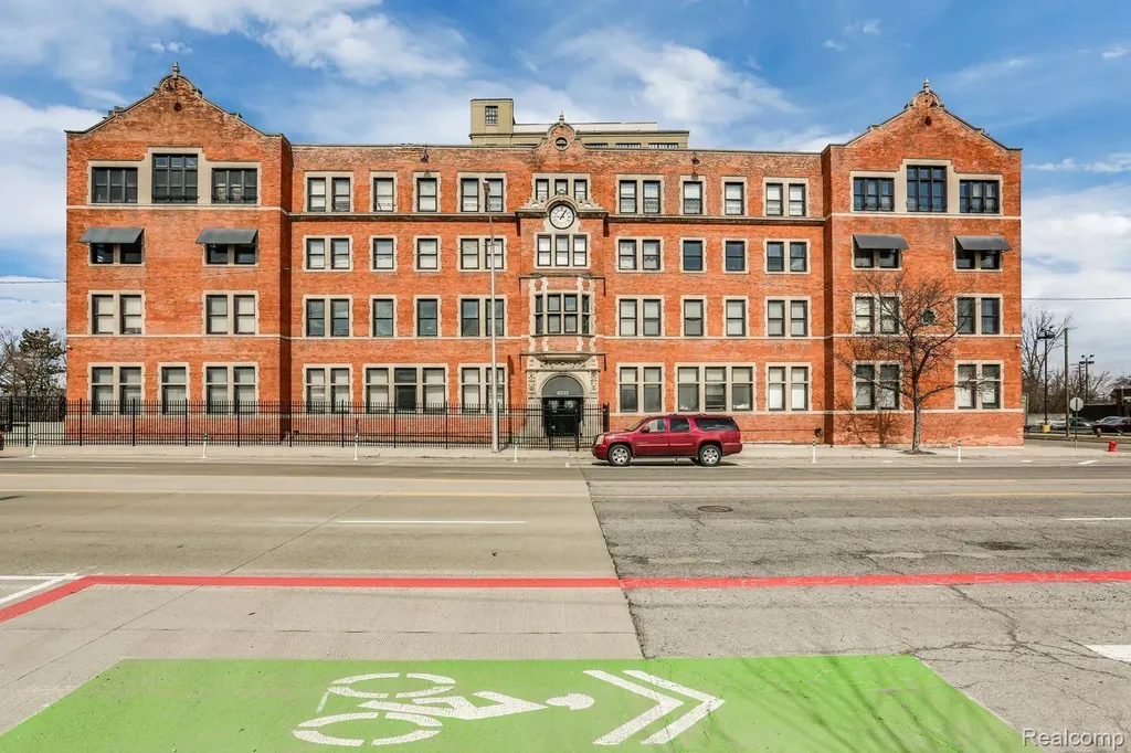6533 E Jefferson #81 Avenue Detroit City MI 48207
