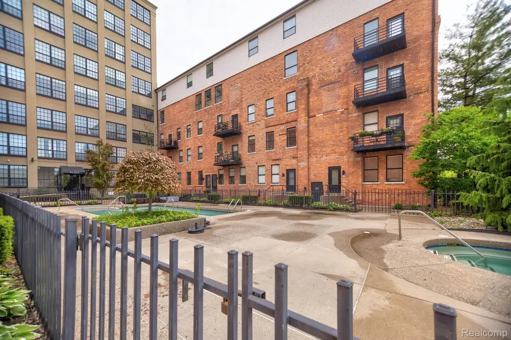 6533 E Jefferson #81 Avenue Detroit City MI 48207
