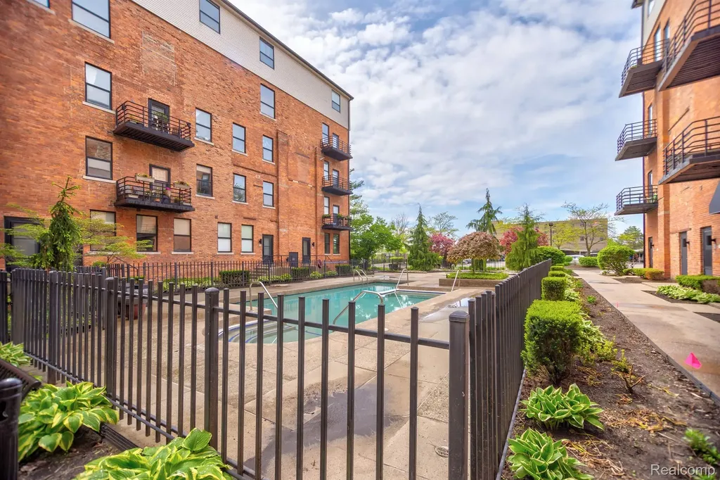 6533 E Jefferson #81 Avenue Detroit City MI 48207