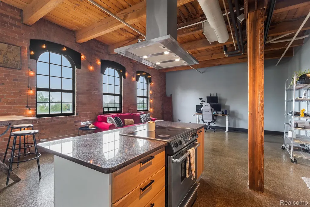 6533 E Jefferson #81 Avenue Detroit City MI 48207