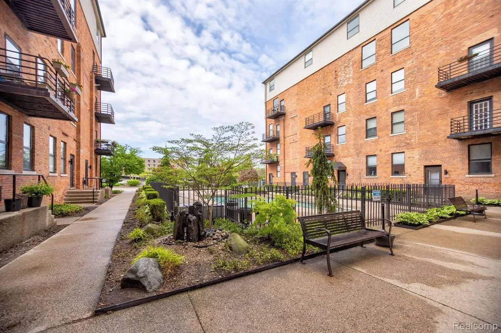 6533 E Jefferson #81 Avenue Detroit City MI 48207
