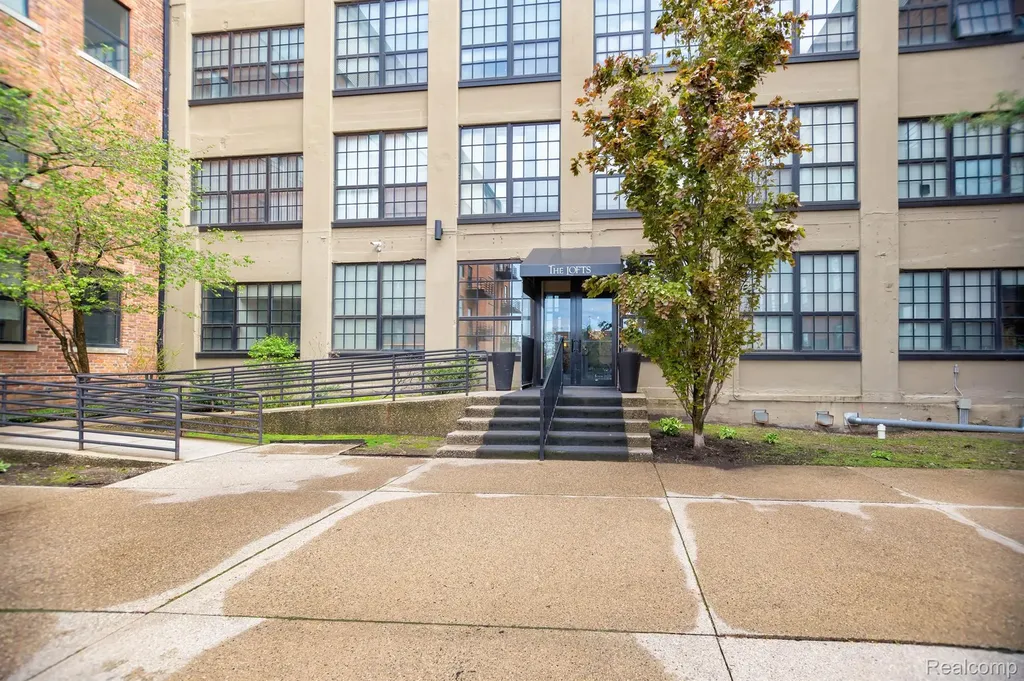 6533 E Jefferson #81 Avenue Detroit City MI 48207