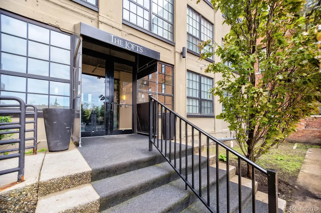 6533 E Jefferson #81 Avenue Detroit City MI 48207