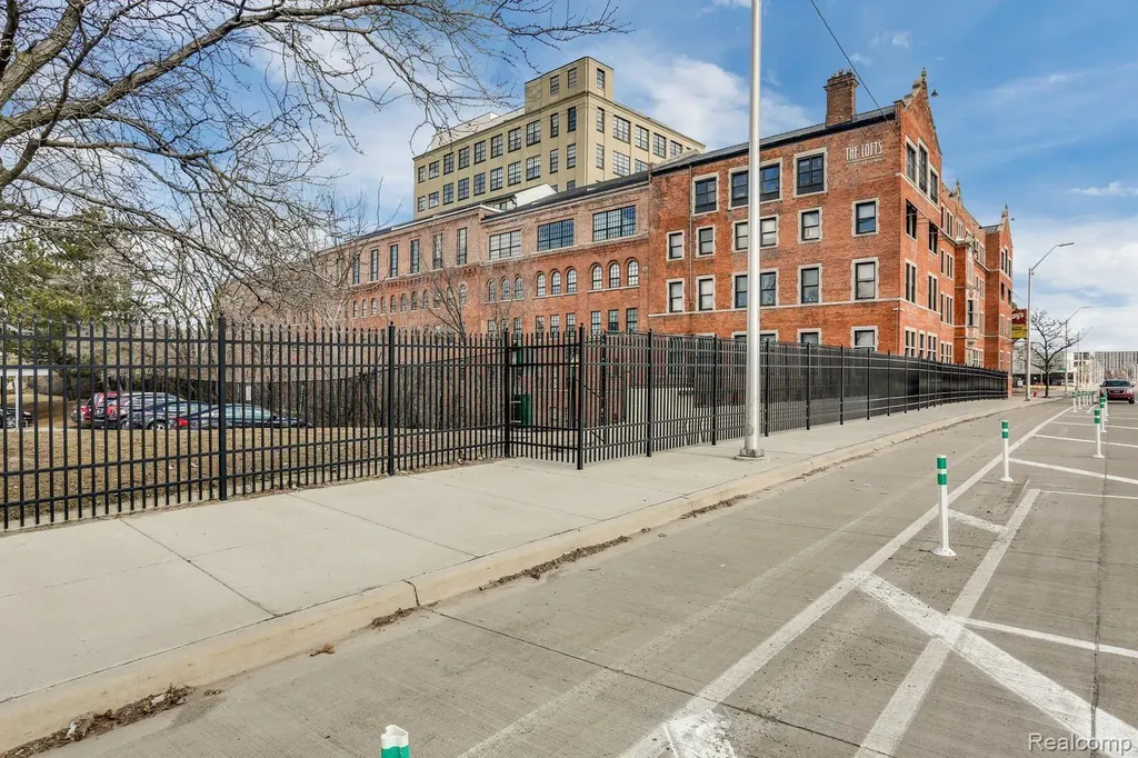 6533 E Jefferson #81 Avenue Detroit City MI 48207