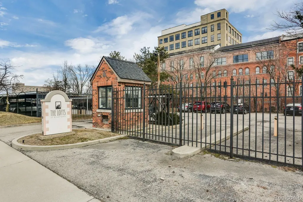 6533 E Jefferson #81 Avenue Detroit City MI 48207