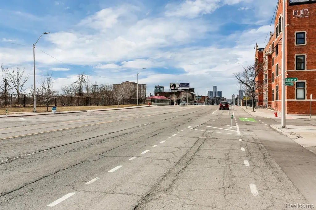 6533 E Jefferson #81 Avenue Detroit City MI 48207