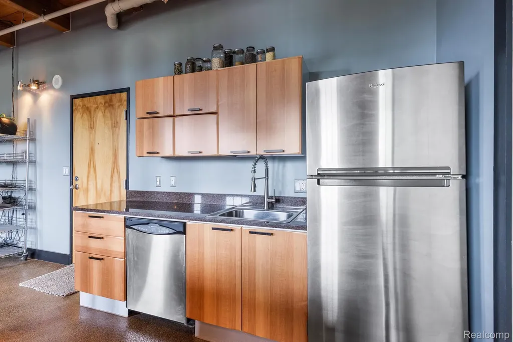 6533 E Jefferson #81 Avenue Detroit City MI 48207