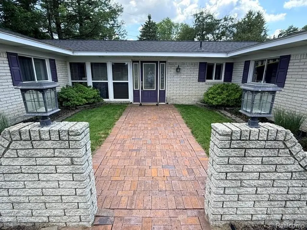 4177 Conne Mara Lane Waterford Charter Township MI 48329
