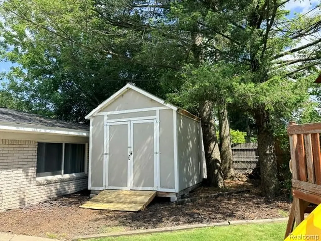 4177 Conne Mara Lane Waterford Charter Township MI 48329