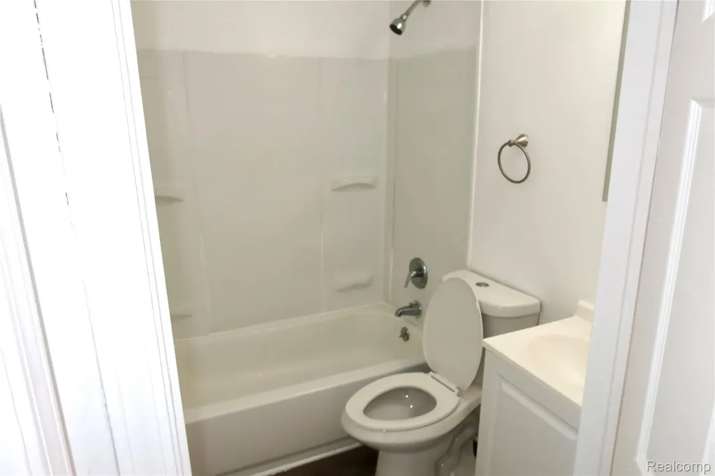 24100 Berry Avenue Warren City MI 48089