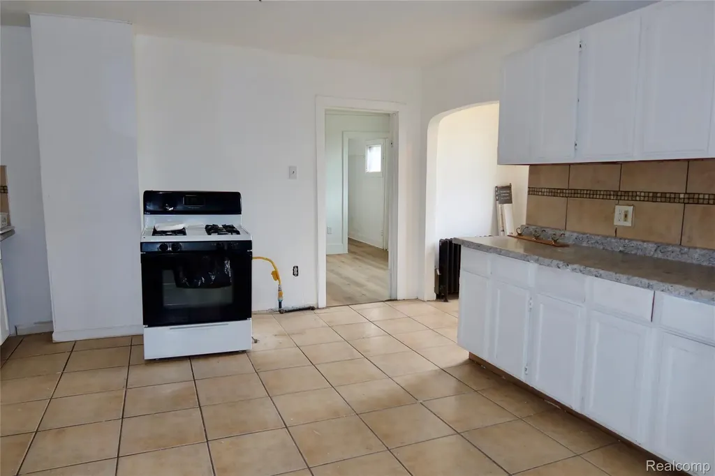 8469 Westminster Avenue Warren City MI 48089