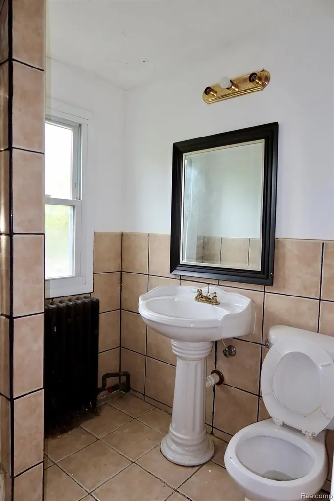 8469 Westminster Avenue Warren City MI 48089
