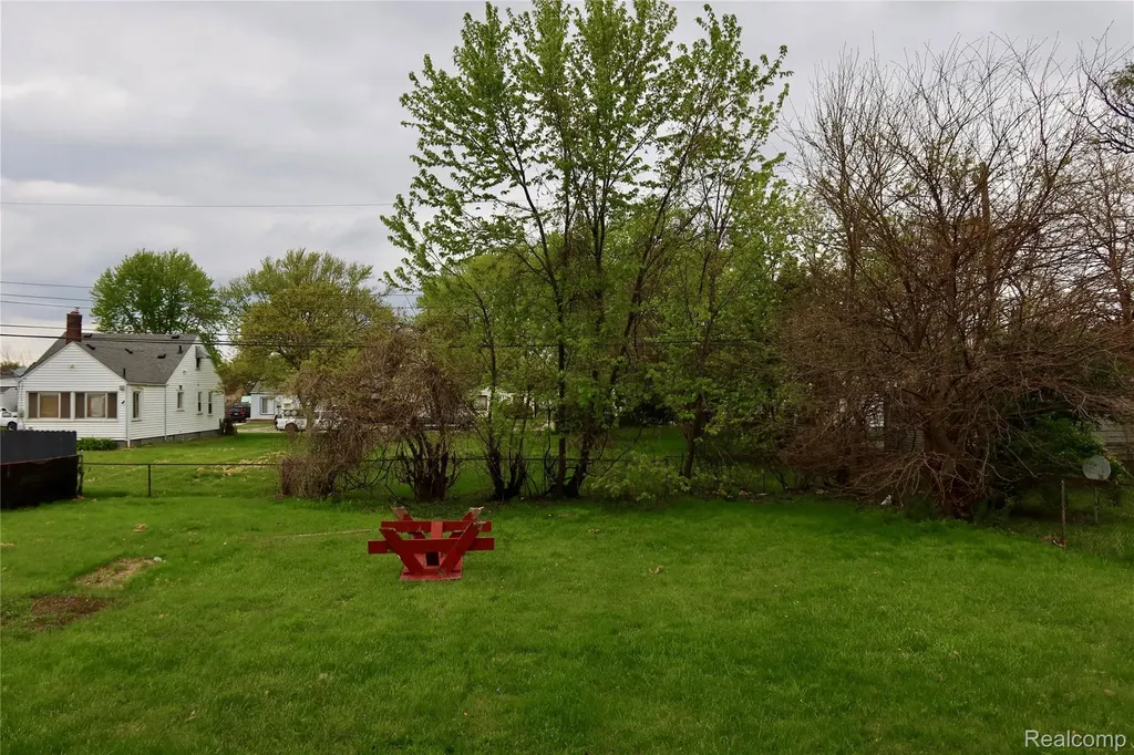 8469 Westminster Avenue Warren City MI 48089