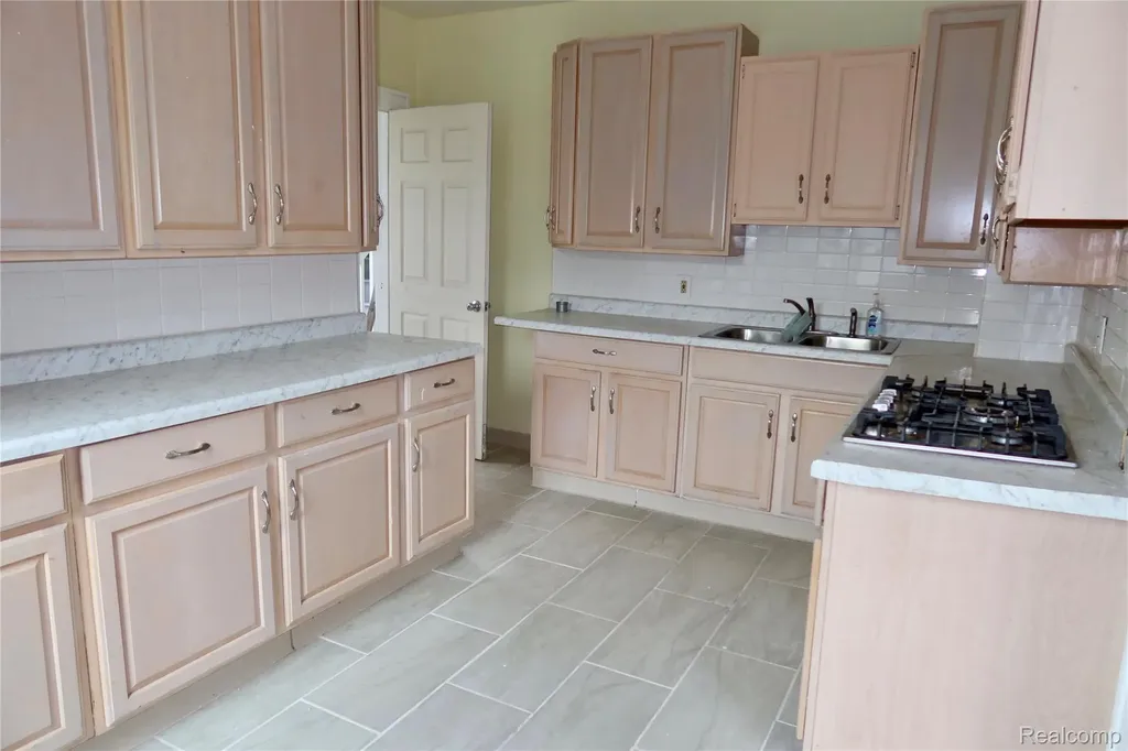 8469 Westminster Avenue Warren City MI 48089
