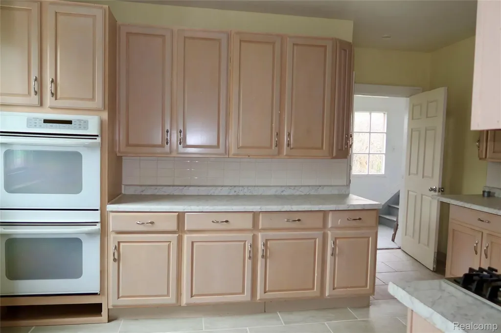 8469 Westminster Avenue Warren City MI 48089