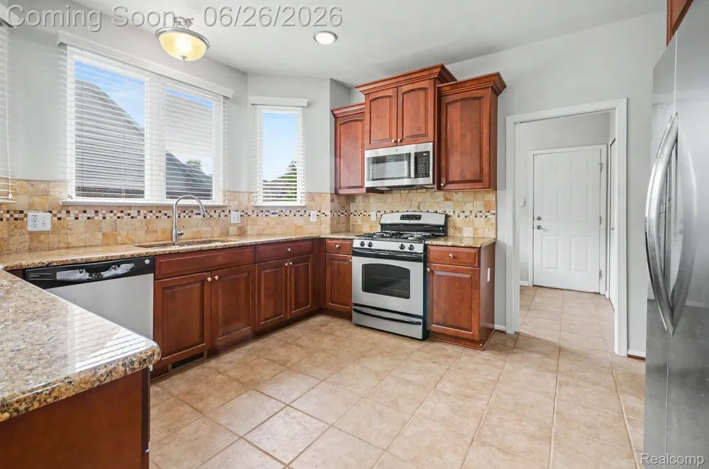 30268 Berghway Trail Warren City MI 48092
