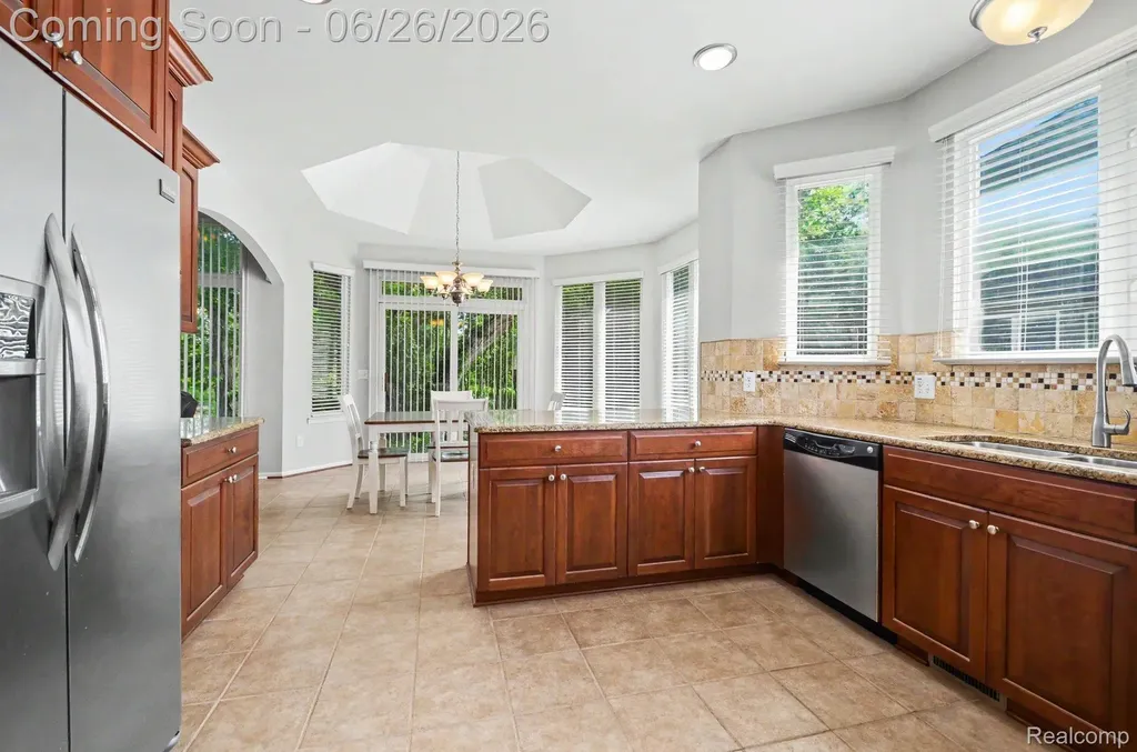 30268 Berghway Trail Warren City MI 48092