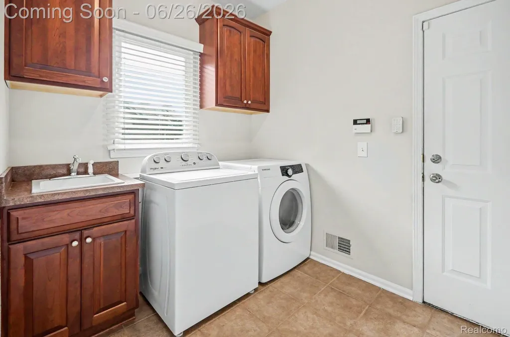 30268 Berghway Trail Warren City MI 48092