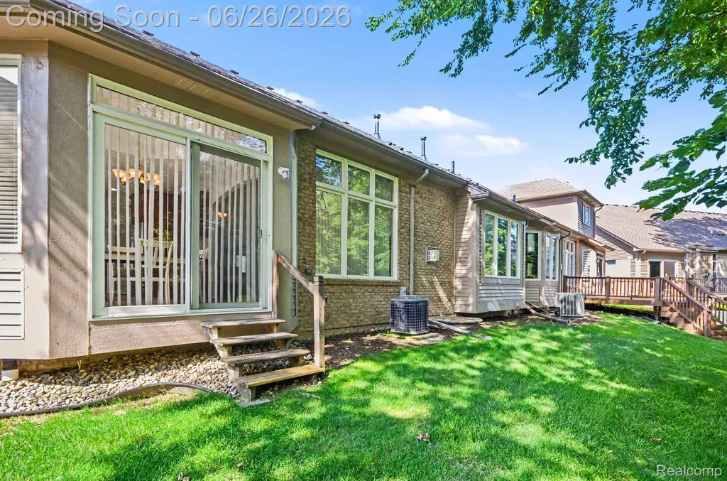 30268 Berghway Trail Warren City MI 48092