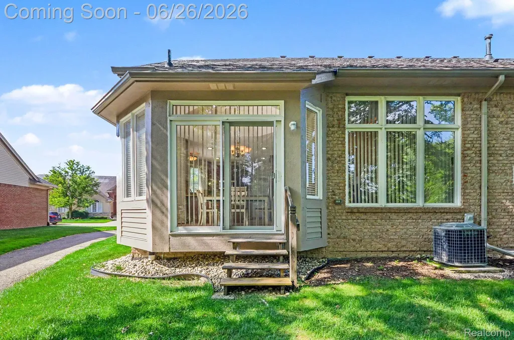 30268 Berghway Trail Warren City MI 48092