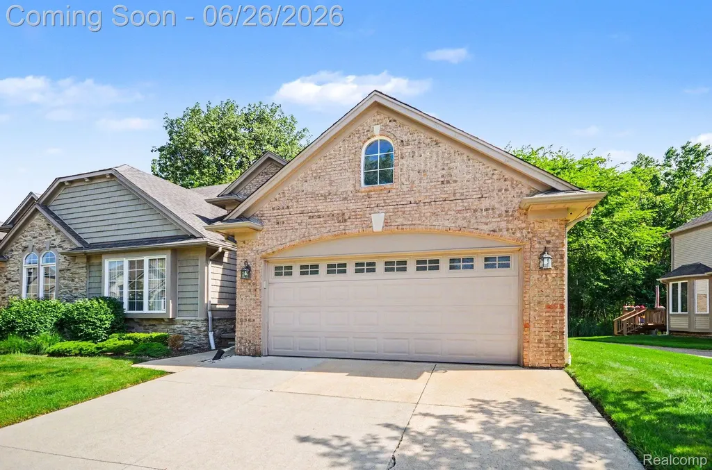 30268 Berghway Trail Warren City MI 48092