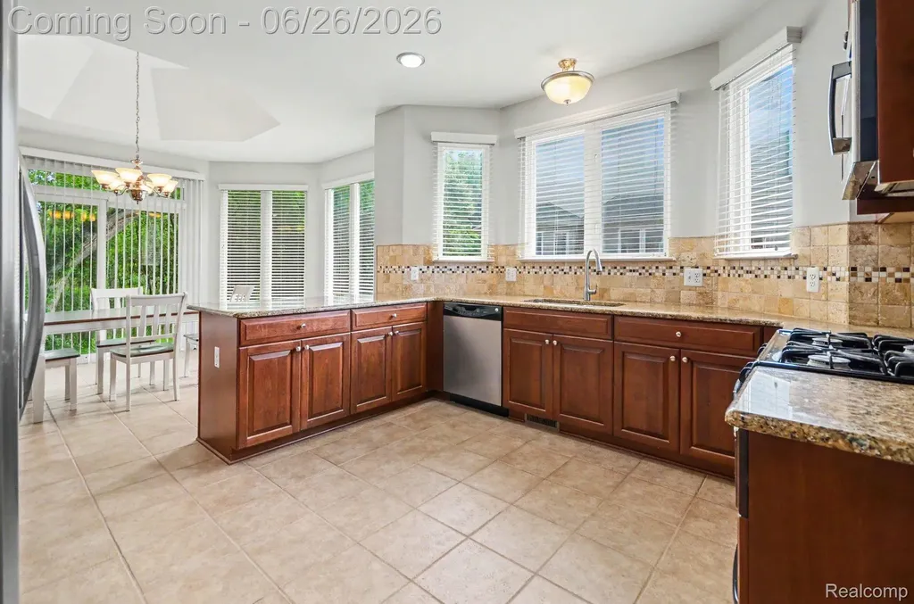 30268 Berghway Trail Warren City MI 48092