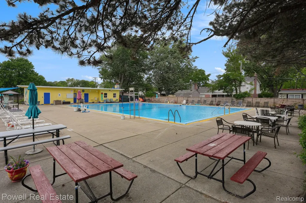 18166 Davidson Fraser City MI 48026