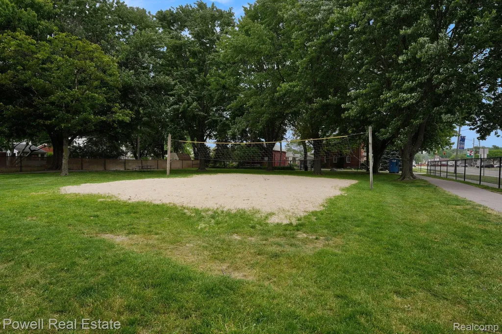 18166 Davidson Fraser City MI 48026